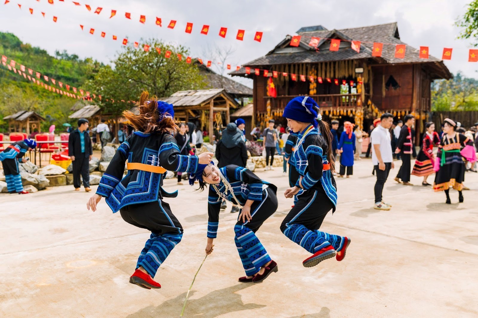 Đón kỳ nghỉ lễ 30/4 – 1/5 trên nóc nhà Đông Dương 
 - 4